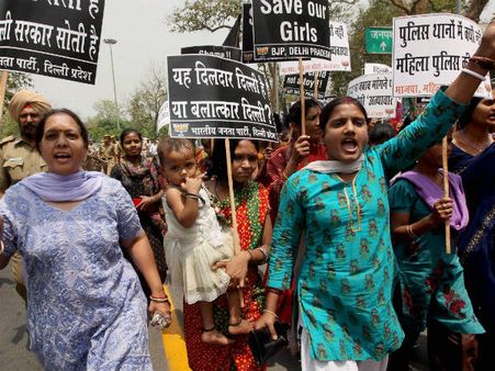 દિલ્હીમાં જનજુવાળ, વિવિધ વિસ્તારોમાં વિરોધ પ્રદર્શન કરતા લોકો 