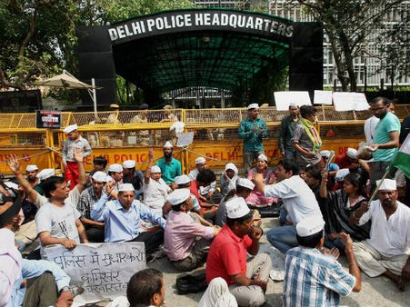દિલ્હીમાં જનજુવાળ, વિવિધ વિસ્તારોમાં વિરોધ પ્રદર્શન કરતા લોકો 