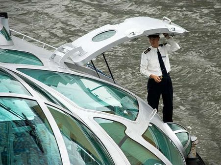 પાણીમાં મદમસ્ત રીતે વિહરે છે આ રિવર બસ