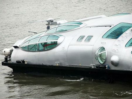 પાણીમાં મદમસ્ત રીતે વિહરે છે આ રિવર બસ