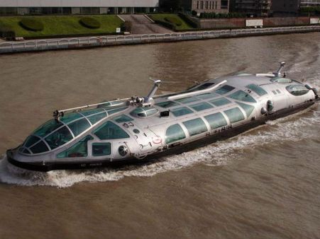 પાણીમાં મદમસ્ત રીતે વિહરે છે આ રિવર બસ