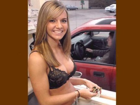 એવું રેસ્ટોરાં જ્યાં વેઇટરના સ્થાને બિકની બેબ્સ