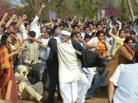 સત્યાગ્રહ ફિલ્મની તસવીરી ઝલક