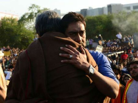 સત્યાગ્રહ ફિલ્મની તસવીરી ઝલક