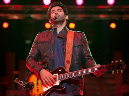 Pics : પોતાની આશિકીને જિતાવડા જીવન હારી બેઠો તે : રિવ્યૂ