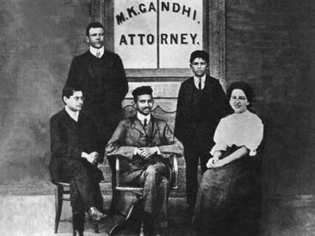 અમેરિકન વેબસાઇટનો દાવો : મહાત્મા ગાંધી નગ્ન મહિલાઓ સાથે ઊંઘતા હતા