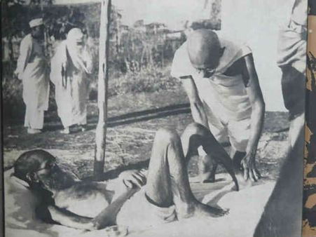 અમેરિકન વેબસાઇટનો દાવો : મહાત્મા ગાંધી નગ્ન મહિલાઓ સાથે ઊંઘતા હતા