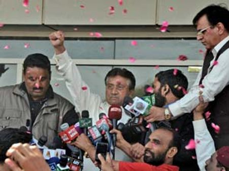 મુશર્રફ સાથેના દુર્વ્યવહાર સામે પાકિસ્તાની સૈનિક અધિકારીઓનો વિરોધ