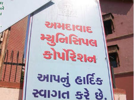 અમદાવાદના નવા મેયર મીનાક્ષી પટેલ, ડે મેયર રમેશ દેસાઇ