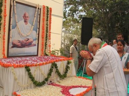 'કોઇ ગાંધી વિચારને વરેલા આ ગાંધી માર્ગ છોડવાની વાત નહીં સાંખી લે'