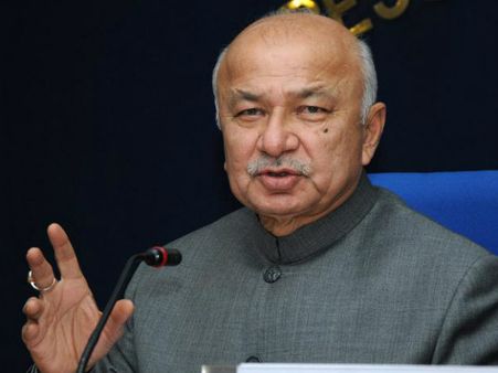 સરબજીતના દેહને ભારત લાવવાનો પ્રયત્ન કરી રહ્યાં છીએ: શિંદે