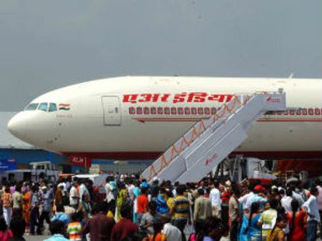 પ્લેન એર હોસ્ટેસને ચલાવવા આપી એર ઇન્ડિયાના પાયલટ ઊંઘી ગયા!!!