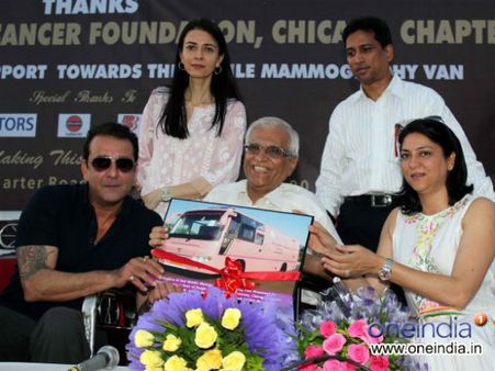 Pics : ફિલ્મો સાથે ચૅરિટીમાં પણ વ્યસ્ત છે સંજય દત્ત