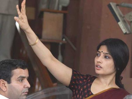 મુલાયમસિંહના પગે પડી પુત્રવધુ ડિમ્પલે ગૃહમાં બતાવ્યું જોર!