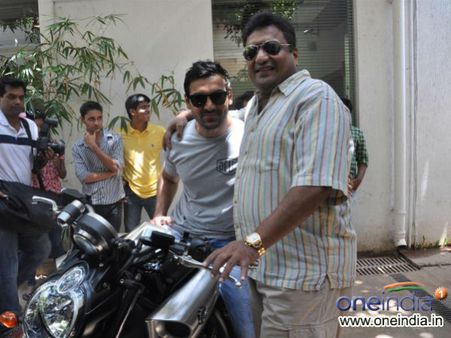 જ્હૉન અબ્રાહમે સંજય ગુપ્તાને બાઇક ગિફ્ટ કરી