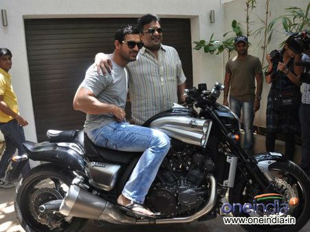 જ્હૉન અબ્રાહમે સંજય ગુપ્તાને બાઇક ગિફ્ટ કરી