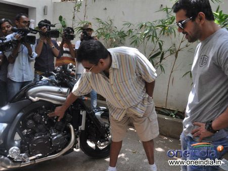 જ્હૉન અબ્રાહમે સંજય ગુપ્તાને બાઇક ગિફ્ટ કરી