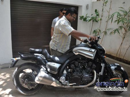 જ્હૉન અબ્રાહમે સંજય ગુપ્તાને બાઇક ગિફ્ટ કરી