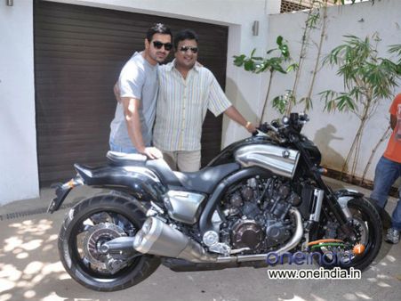 Pics : શૂટઆઉટ...ની સફળતાથી ખુશ જ્હૉને સંજય ગુપ્તાને બાઇક ગિફ્ટ કરી