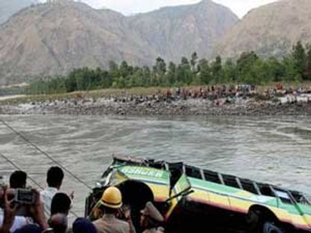 હિમાચલમાં બસ નદીમાં ખાબકી, 42 યાત્રિયોના કરૂણ મોત