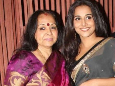 જુઓ સ્ટાર્સ લવિંગ મૉમ સાથે જુઓ સ્ટાર્સ લવિંગ મૉમ સાથે