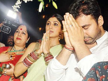 જુઓ સ્ટાર્સ લવિંગ મૉમ સાથે જુઓ સ્ટાર્સ લવિંગ મૉમ સાથે