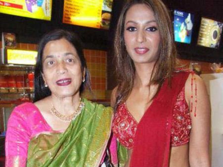 જુઓ સ્ટાર્સ લવિંગ મૉમ સાથે જુઓ સ્ટાર્સ લવિંગ મૉમ સાથે