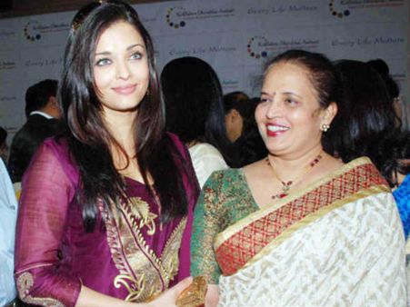 જુઓ સ્ટાર્સ લવિંગ મૉમ સાથે જુઓ સ્ટાર્સ લવિંગ મૉમ સાથે