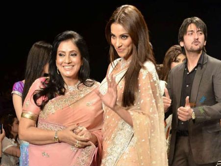 જુઓ સ્ટાર્સ લવિંગ મૉમ સાથે જુઓ સ્ટાર્સ લવિંગ મૉમ સાથે