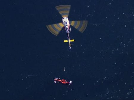 રેસ ટ્રેક પહેલા આકાશમાં ગરજી ફેરારી