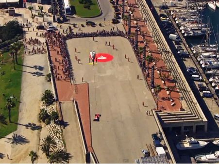 રેસ ટ્રેક પહેલા આકાશમાં ગરજી ફેરારી