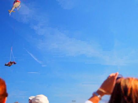 રેસ ટ્રેક પહેલા આકાશમાં ગરજી ફેરારી