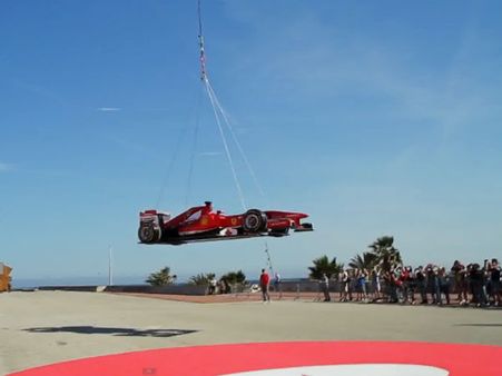 રેસ ટ્રેક પહેલા આકાશમાં ગરજી ફેરારી