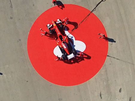 રેસ ટ્રેક પહેલા આકાશમાં ગરજી ફેરારી