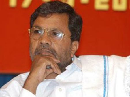 સિદ્ધરમૈયાનો દાવ શરૂ, મનમોહન સિંહને મળ્યા