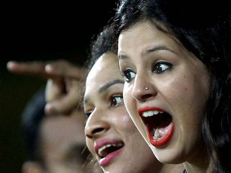 ધોનીની દરેક સફળતાઓની તેની પત્ની 'સાક્ષી' ધોનીની દરેક સફળતાઓની તેની પત્ની 'સાક્ષી'