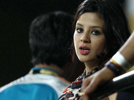 ધોનીની દરેક સફળતાઓની તેની પત્ની 'સાક્ષી' ધોનીની દરેક સફળતાઓની તેની પત્ની 'સાક્ષી'