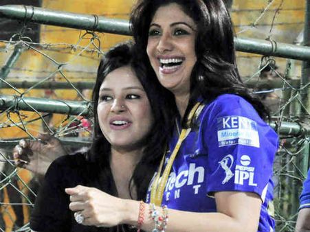 ધોનીની દરેક સફળતાઓની તેની પત્ની 'સાક્ષી' ધોનીની દરેક સફળતાઓની તેની પત્ની 'સાક્ષી'