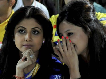 ધોનીની દરેક સફળતાઓની તેની પત્ની 'સાક્ષી' ધોનીની દરેક સફળતાઓની તેની પત્ની 'સાક્ષી'