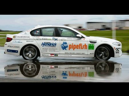 BMWની આ કારે લગાવી વિશ્વની સૌથી લાંબી ડ્રિફ્ટ BMWની આ કારે લગાવી વિશ્વની સૌથી લાંબી ડ્રિફ્ટ