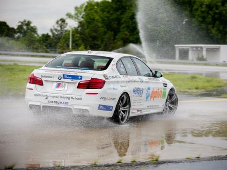 BMWની આ કારે લગાવી વિશ્વની સૌથી લાંબી ડ્રિફ્ટ BMWની આ કારે લગાવી વિશ્વની સૌથી લાંબી ડ્રિફ્ટ