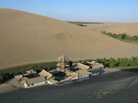 રેતીના ઢુવામાં ડુબી રહ્યું છે ચીનનુ અર્ધચંદ્રાકર તળાવ