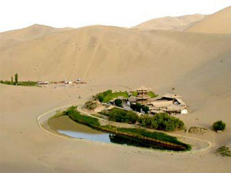 રેતીના ઢુવામાં ડુબી રહ્યું છે ચીનનુ અર્ધચંદ્રાકર તળાવ