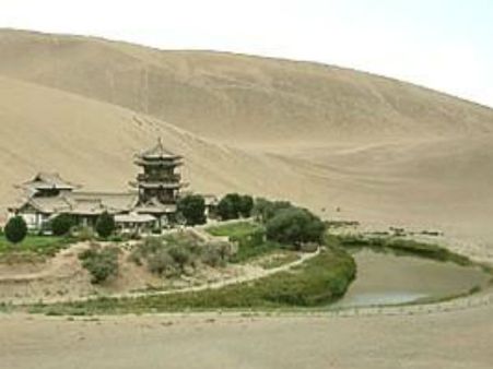 રેતીના ઢુવામાં ડુબી રહ્યું છે ચીનનુ અર્ધચંદ્રાકર તળાવ