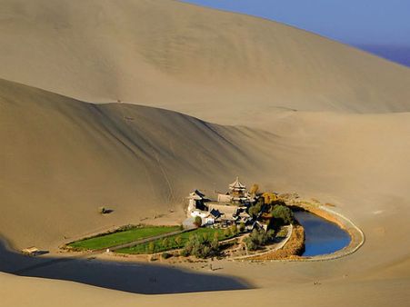 રેતીના ઢુવામાં ડુબી રહ્યું છે ચીનનુ અર્ધચંદ્રાકર તળાવ