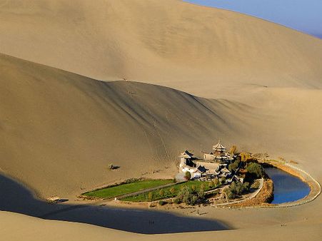 રેતીના ઢુવામાં ડુબી રહ્યું છે ચીનનુ અર્ધચંદ્રાકર તળાવ