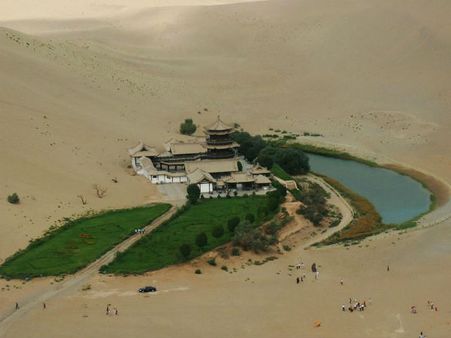 રેતીના ઢુવામાં ડુબી રહ્યું છે ચીનનુ અર્ધચંદ્રાકર તળાવ