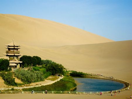 રેતીના ઢુવામાં ડુબી રહ્યું છે ચીનનુ અર્ધચંદ્રાકર તળાવ