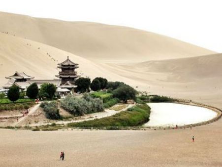 રેતીના ઢુવામાં ડુબી રહ્યું છે ચીનનુ અર્ધચંદ્રાકર તળાવ