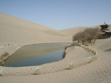 રેતીના ઢુવામાં ડુબી રહ્યું છે ચીનનુ અર્ધચંદ્રાકર તળાવ